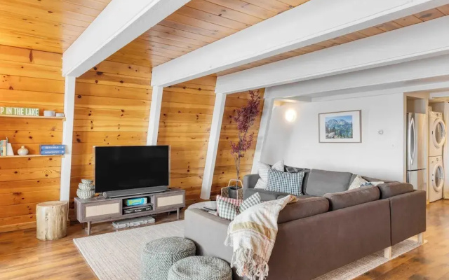 Chickadee by Avantstay Modern A-frame Cabin