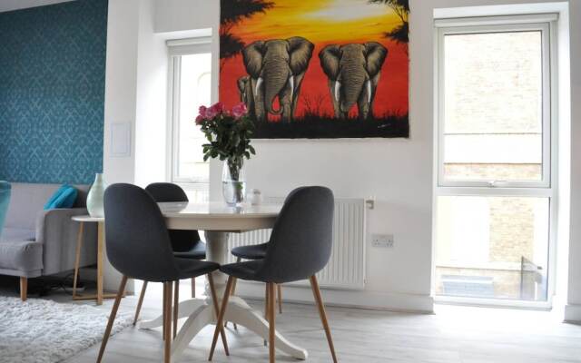 Modern 2 Bedroom East London Apartment With Balcony