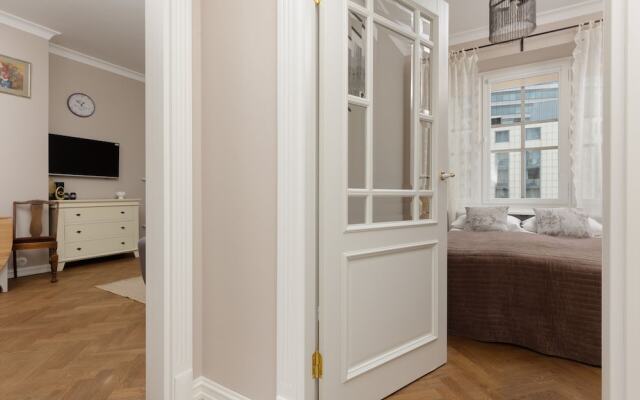 Metro Rondo ONZ Apartment by Renters