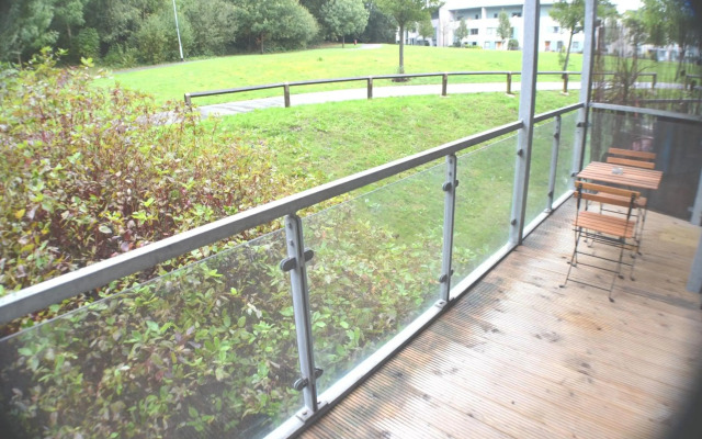 Brentwood Town Retreat - Large 2 bedroom apartment