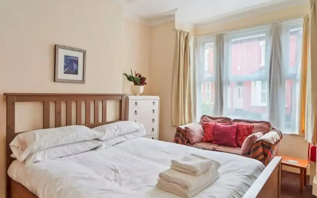 4 Bed Homely Retreat - Wolverhampton