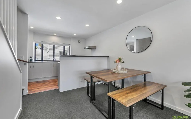 Parnell Gem w/ Balcony & Parking Near Arena