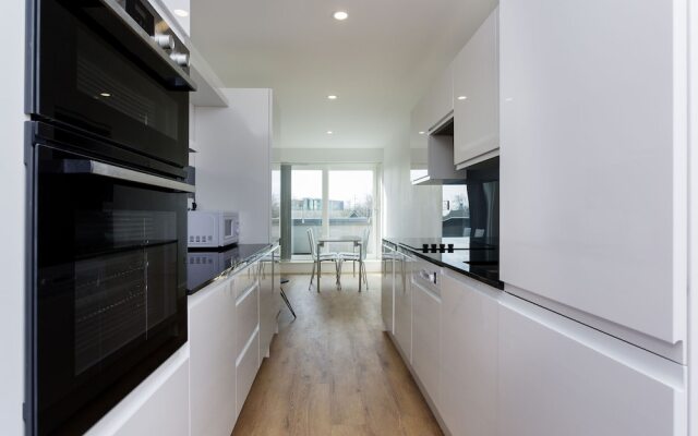 Contemporary Holiday Home in London With Patio