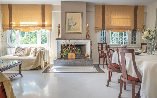 Gorgeous House in Vari