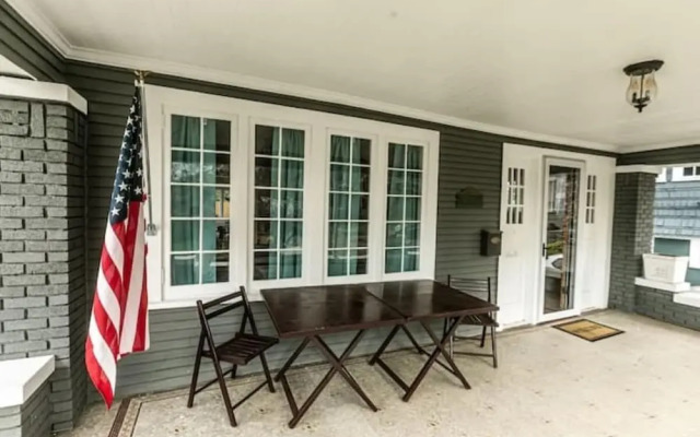 29th Street Trendy Lakeview Craftsman 8