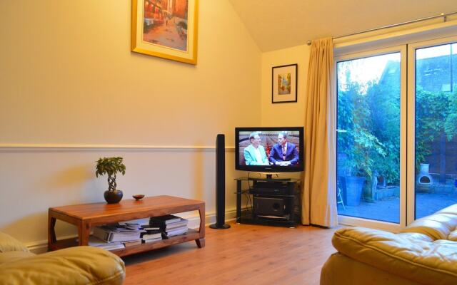 Spacious 2 Bedroom House With Garden in Islington