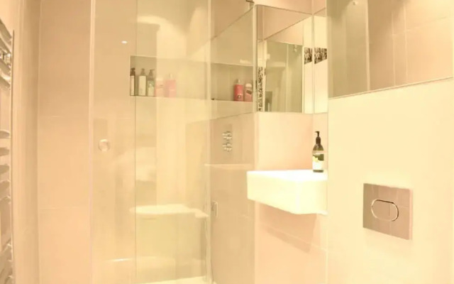Modern 3 Bedroom Top Floor Apartment