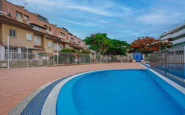 YELLOW 3 bedroom large apartment for 10 guests