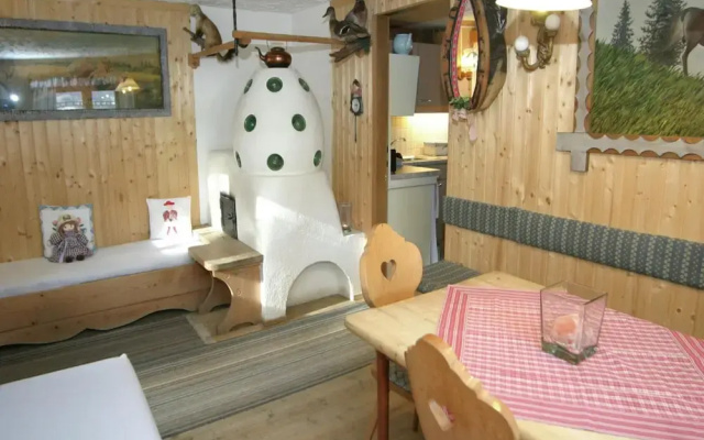 Cozy Chalet in Karrösten near Forest
