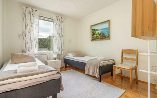 Spacious 3BR House - River View & Sauna