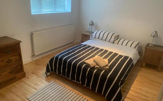 Cozy 1 Bedroom Basement Flat