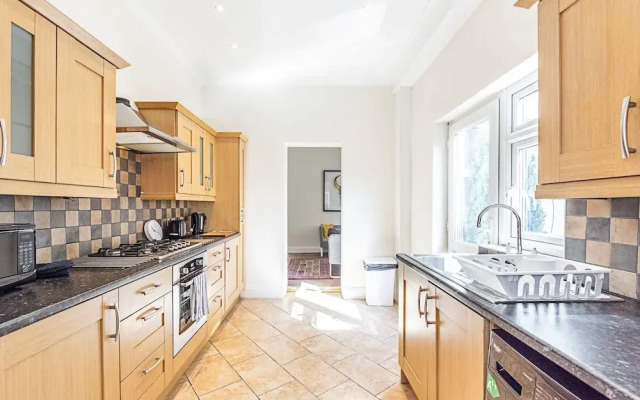 Spacious 4 Bed Apartment Near Tooting Gardens