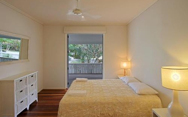 Byron Bay Accom 77 Butler Street, Byron Bay - Lantana Beach House – Guest Rooms – Byron Bay