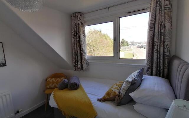 Delightful, central 3 bedroom house with garden.