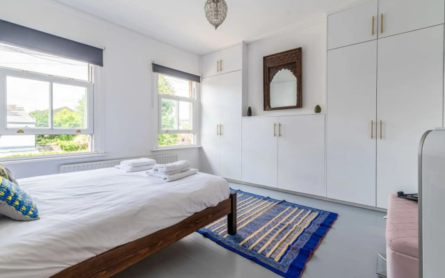 Ealing's Cozy Garden Retreat