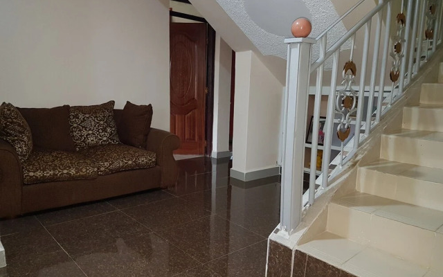 Maggys Airport Guest House - Hostel