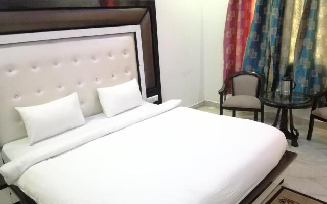 Hotel Dhanraj Palace