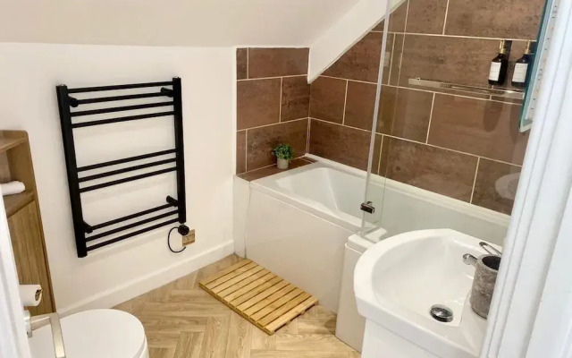 Central Tenby Flat - Dog Friendly, Sleeps 8