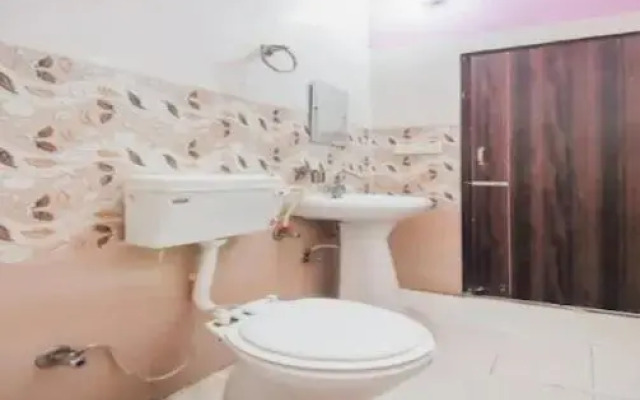 Oyo 90825 Three Star Stays