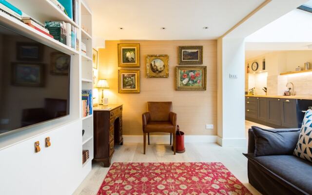 Quiet Classical/modern Designer Garden Flat