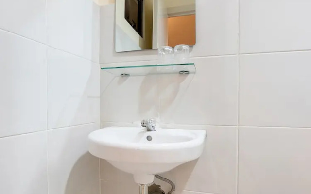 OYO 490 V-cat Apartelle