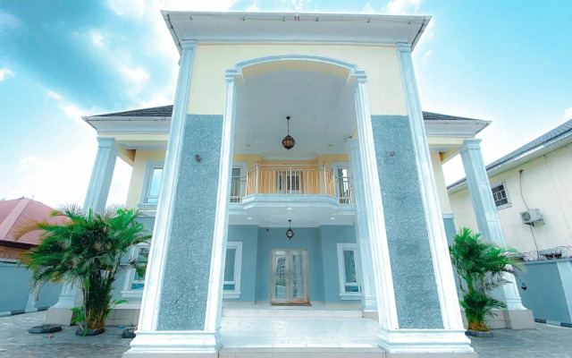 Royal Court Lounge & Boutique Hotel