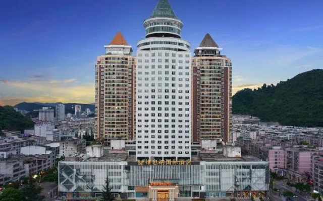 Vienna International Hotel (Xingyi Wanfenglin Airport Pingdong Square)