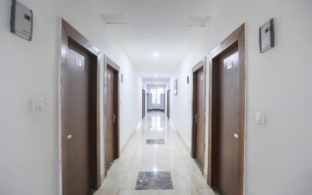 Capital O 64120 Hotel Noida Suites