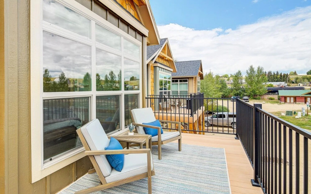 Modern Mountain Home Near Fraser River