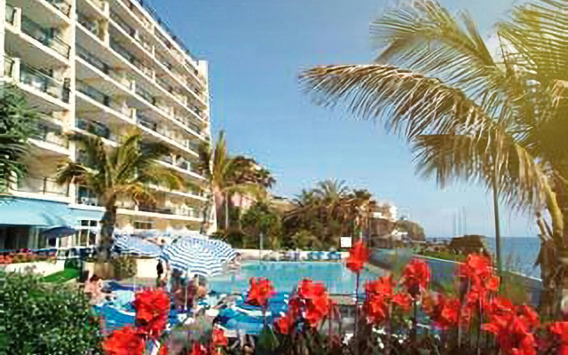 Lovely apartment with pool and sea view