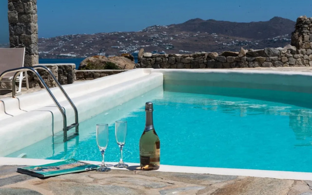 Elegant villa with ocean views & 2 pools