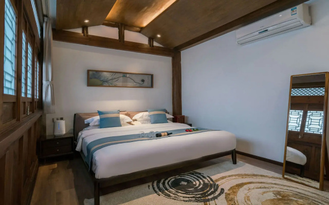 Lize Graceland Artistic Suite Inn