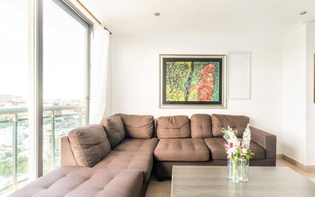 Luxurious 2BDR condo located in Prestigious Tower.