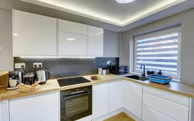 Stylish 2 bed House With Parking in Rugby