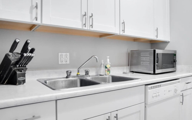 Stylish and Cozy Eau Claire 2BR With Gym Coffee