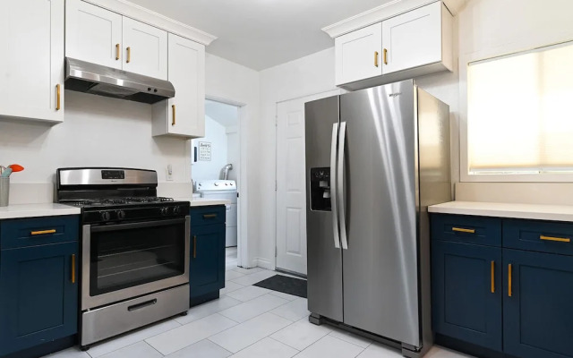 Immaculate 3bdr Private Bungalow, Walk to Beach!