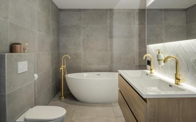 Large fully renovated farmhouse with indoor Swim spa and Sauna