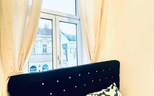 Spacious 3BR Near Kaufpark Alterlaa