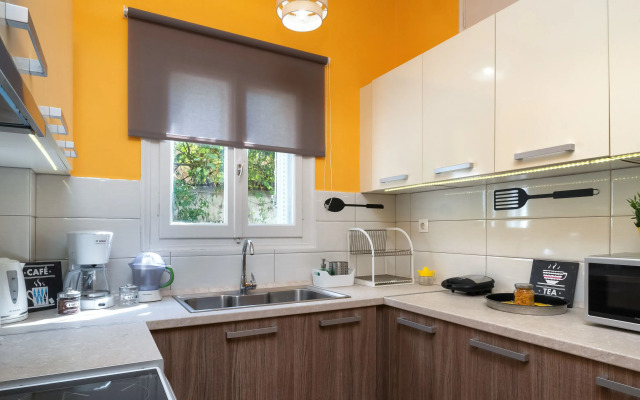 Cozy Deck Roof Apt at the Foothills of Acropolis