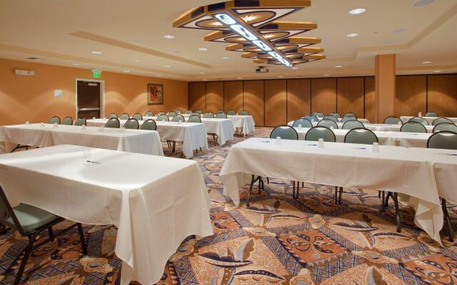 Holiday Inn Express & Suites Sacramento NE Cal Expo by IHG