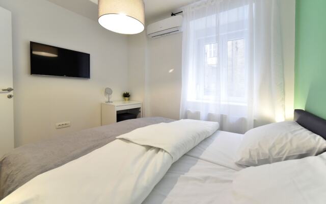 Premium Central Apartment & Room