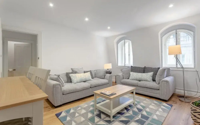 Large & Bright 1 Bed Flat In Piccadilly Circus