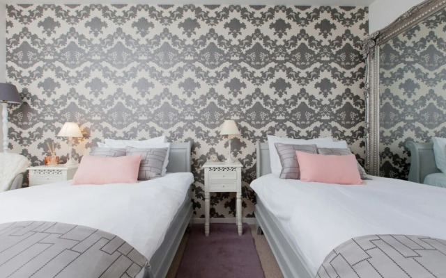 2 Bedroom Flat In Holyrood Area