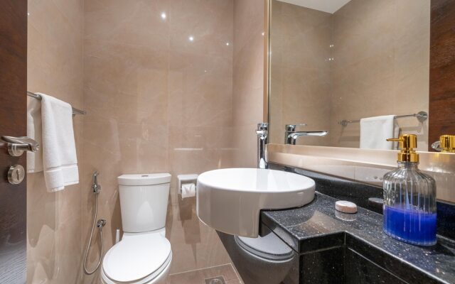 Whitesage - Elite Apartment With Balcony Near Metro Station