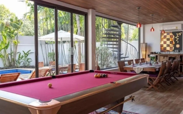 CoconutPalmsJacuzzipoolhugeproperty v136