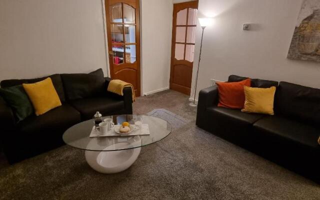 PREMIER - Whifflet Apartment