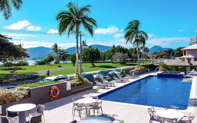 Cairns Harbourside Hotel