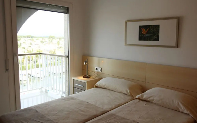 Spacious Apartment in Empuriabrava with Terrace