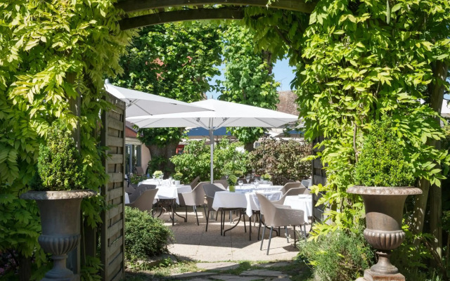Hôtel Aux Vieux Remparts, The Originals Relais
