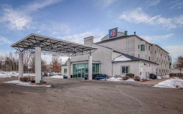 Motel 6 Menomonie, WI